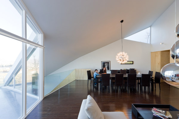 Ο χώρος της τραπεζαρίας. Το σκούρο ξύλινο δάπεδο με τη λευκή κεκλιμένη οροφή σε λιτό διάλογο, που συμμετέχει και η μοντέρνα διακόσμηση Ο χώρος της τραπεζαρίας. Το σκούρο ξύλινο δάπεδο με τη λευκή κεκλιμένη οροφή σε λιτό διάλογο, που συμμετέχει και η μοντέρνα διακόσμηση